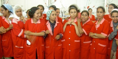 800px-Women_working_at_TexTunis_in_Tunisia.jpg